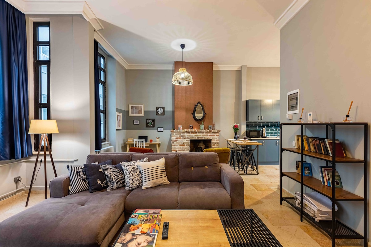 Stylish Galata Apt. A/C ★Fireplace★ 2 min to Sea