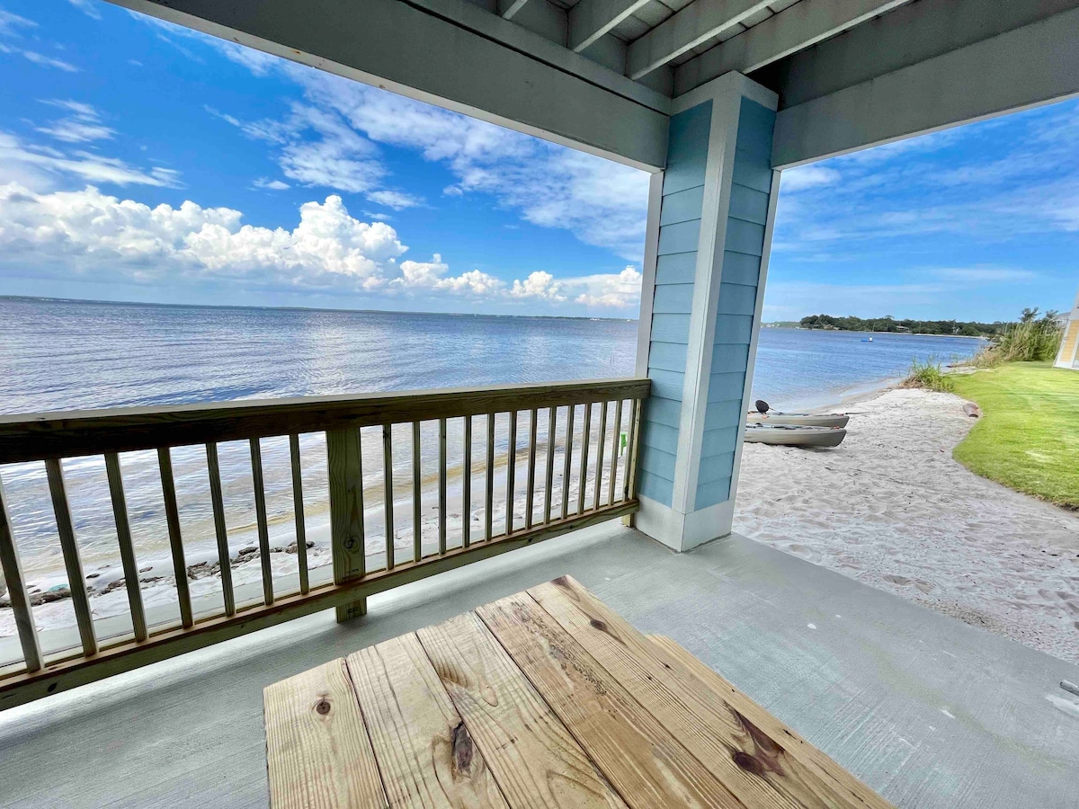 Beach Breeze: Lovely Waterfront Home with 2 Kayaks