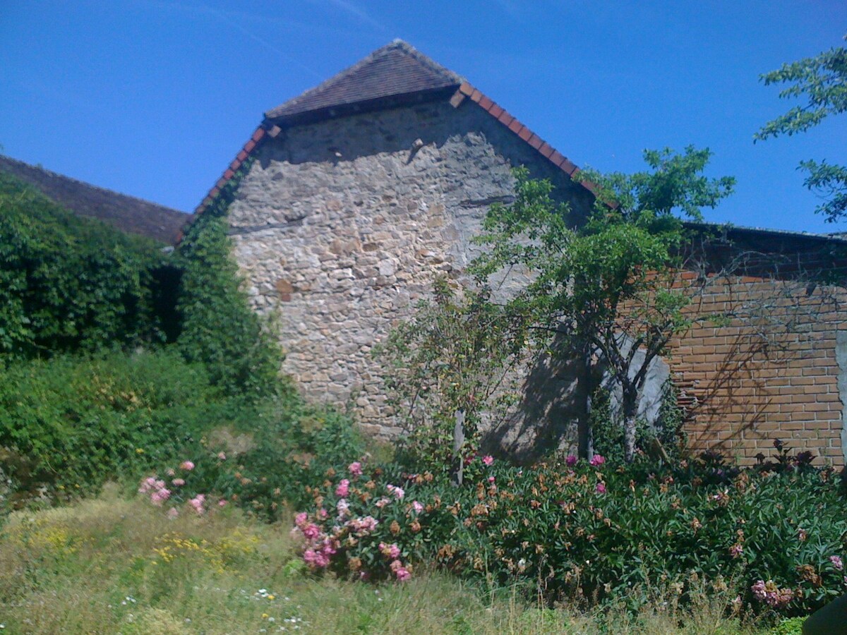 Ancienne Ferme de Bourg fleurie with large garden