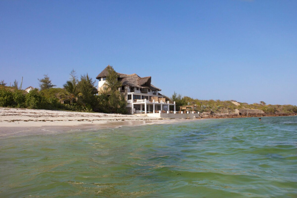 The Beach House, Malindi, On the Ocean 4BR, 3.5BA