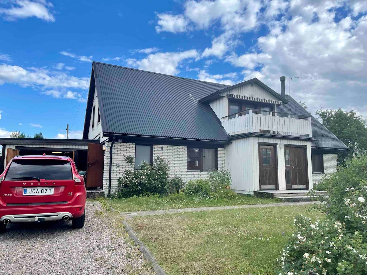 Övervåning i centralt beläget hus med egen entré