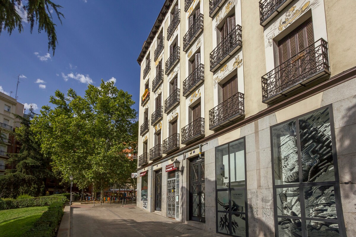 西班牙广场（ Plaza de España ）前面的迷人公寓