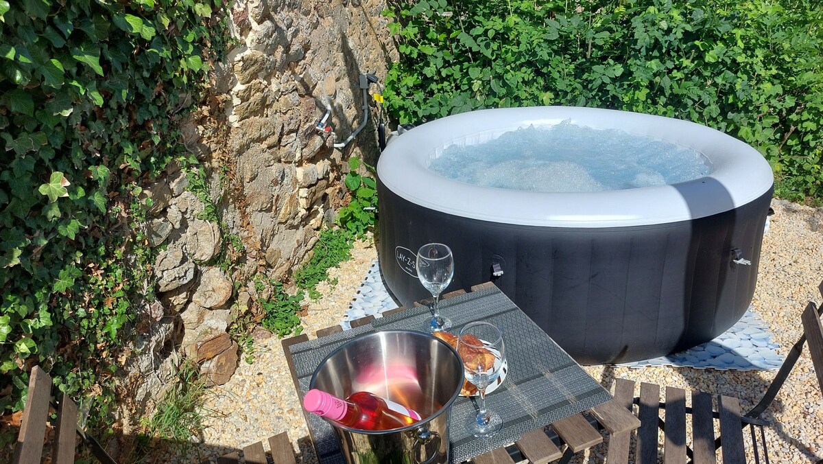Bleu: Charming 3* cottage with pool and hot tub