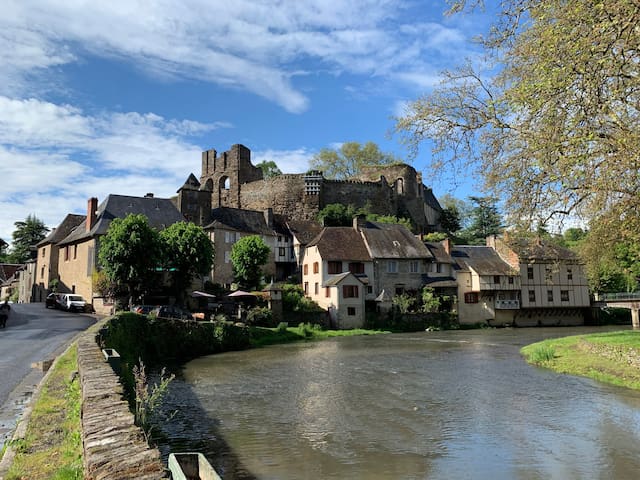 Ségur-le-Château的民宿