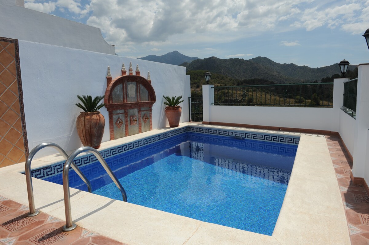 Casa Raquel,  con piscina, vistas al mar y montaña