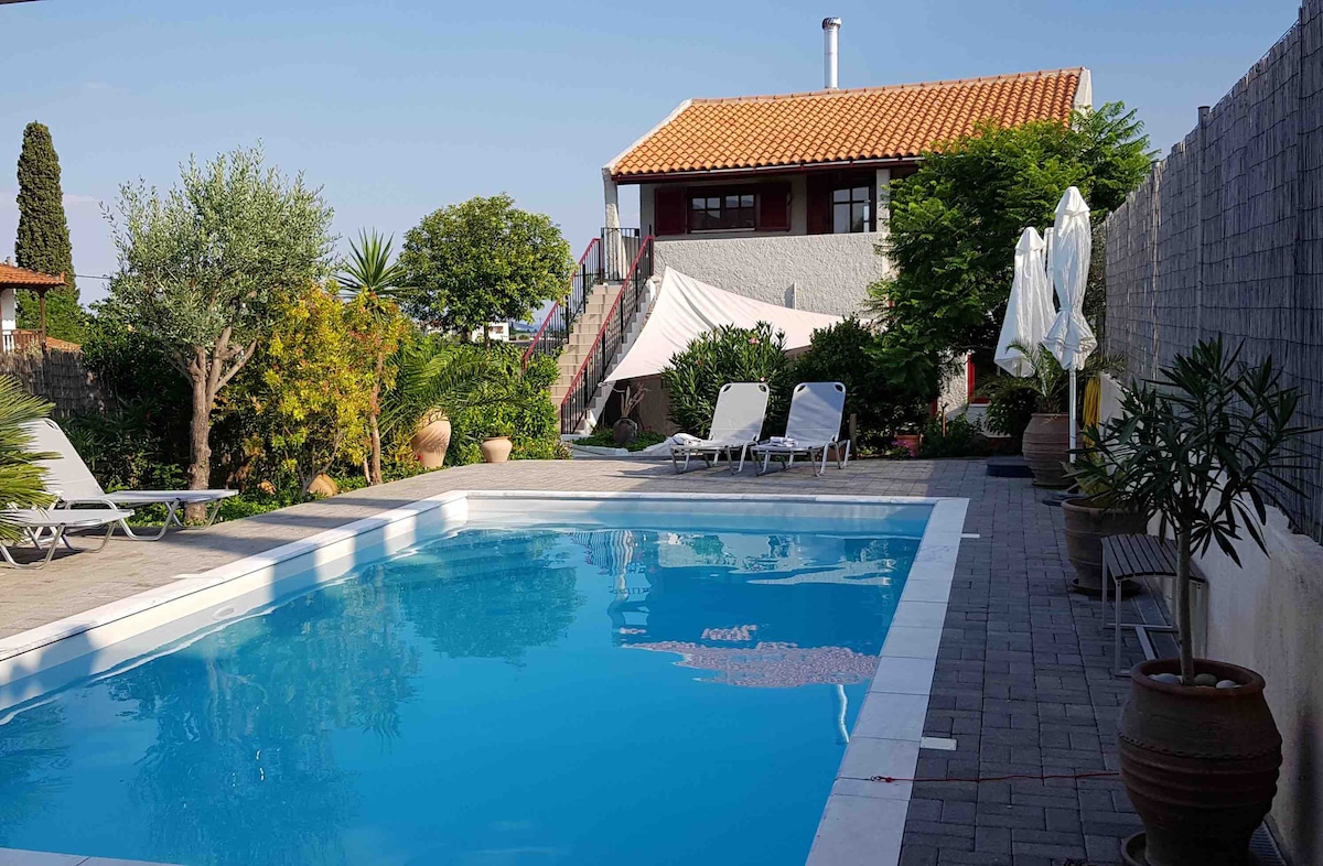 迷人的房子，带私人泳池，位于正宗希腊城市