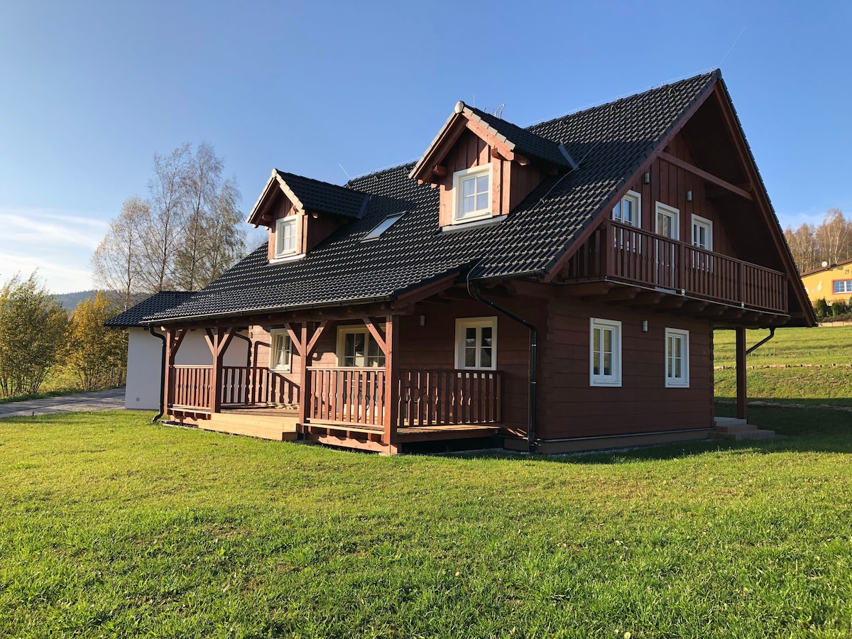 利普诺大坝（ Lipno Dam ）附近的新华丽小屋