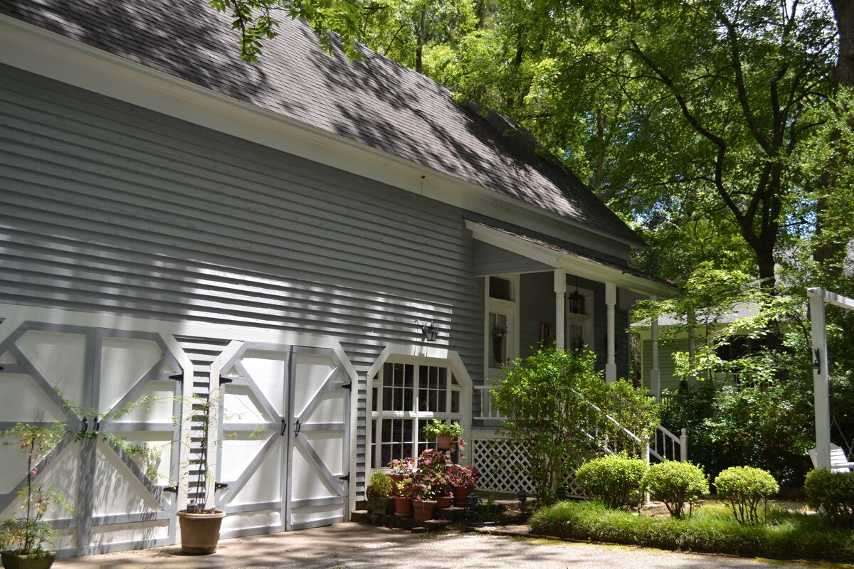 Evergreen Carriage House - Arboretum Suite