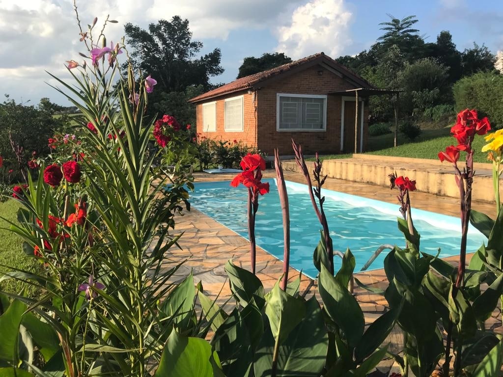 Chalé no campo: lareira ecológica, sauna, piscina