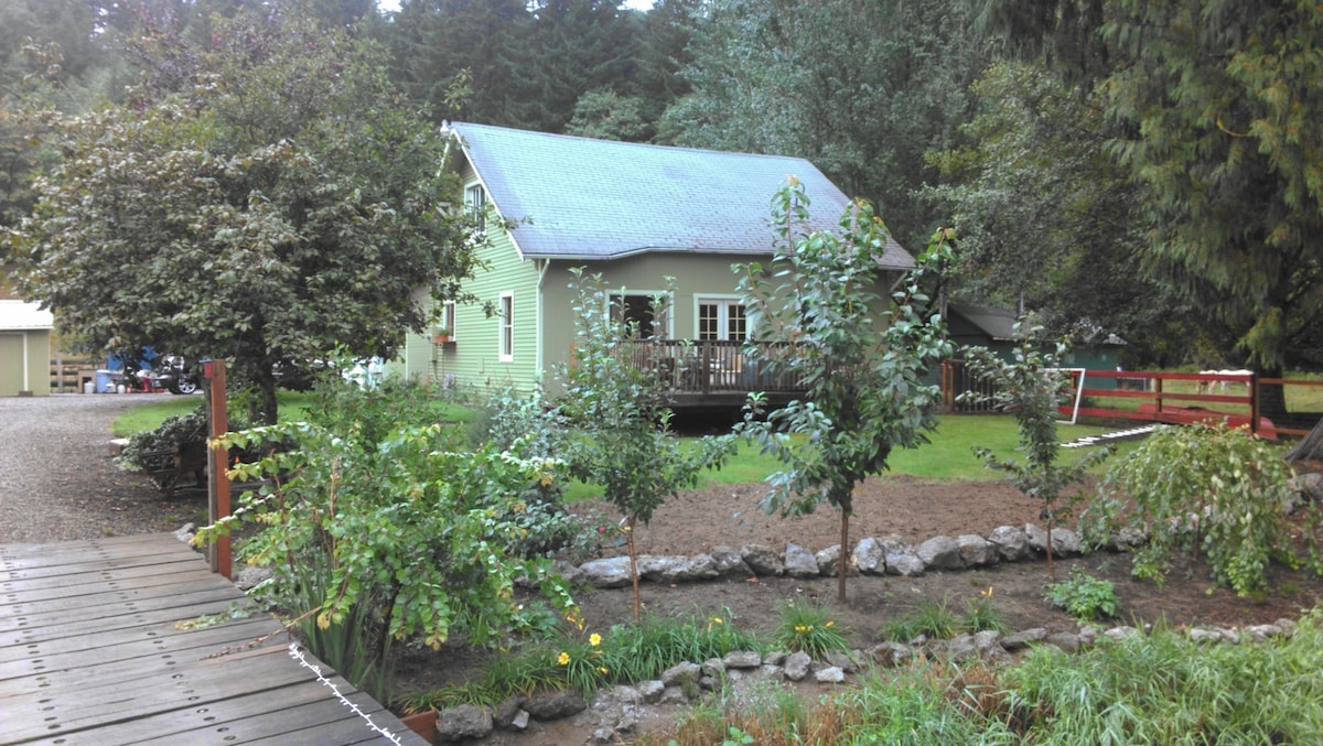 Lovely quiet creek front retreat!