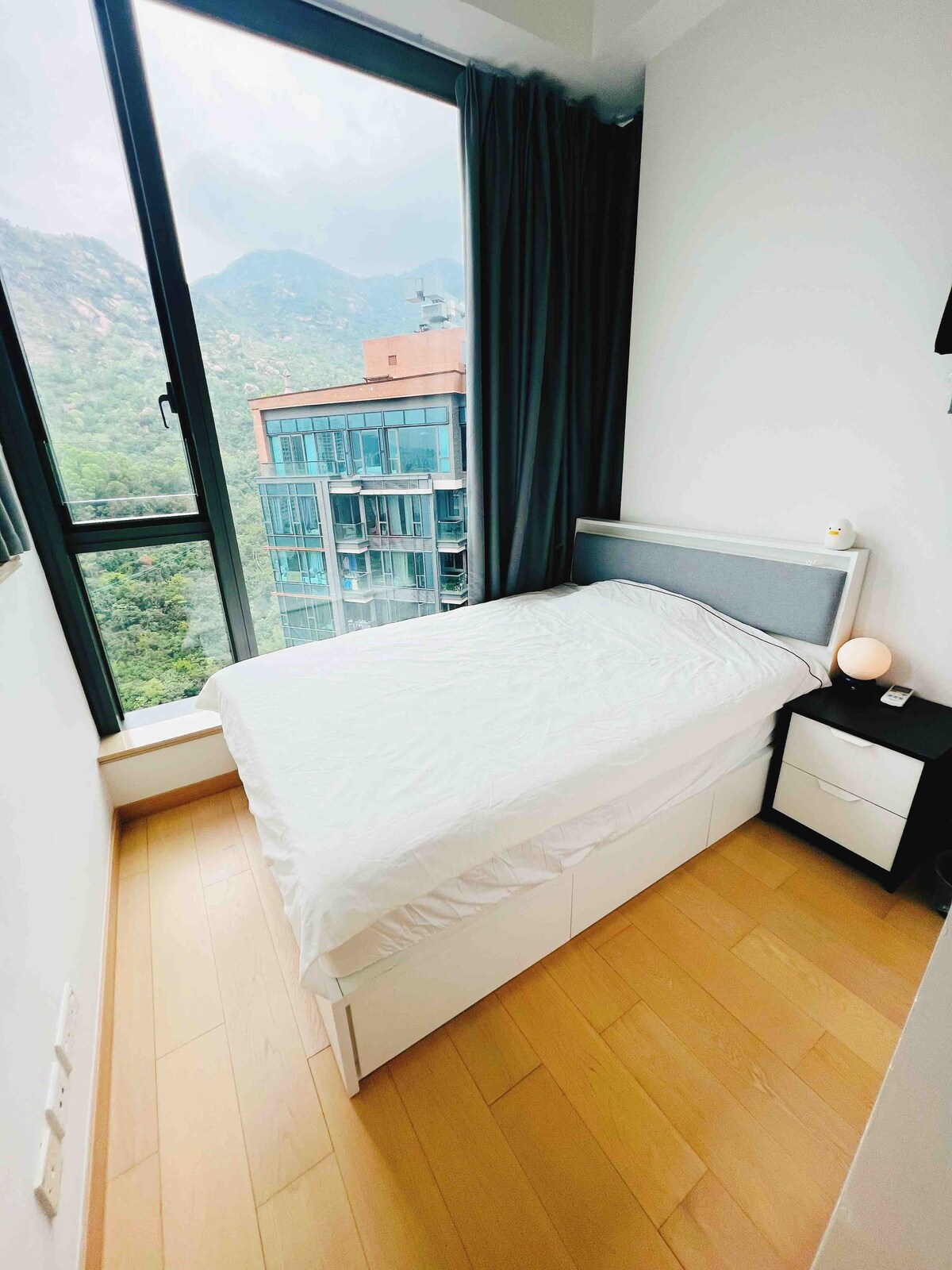 香港屯门黄金海岸露台海景房，干净温馨，Loft独立房间，舒适双人床，步行至海边、巴士站5分钟,近机场