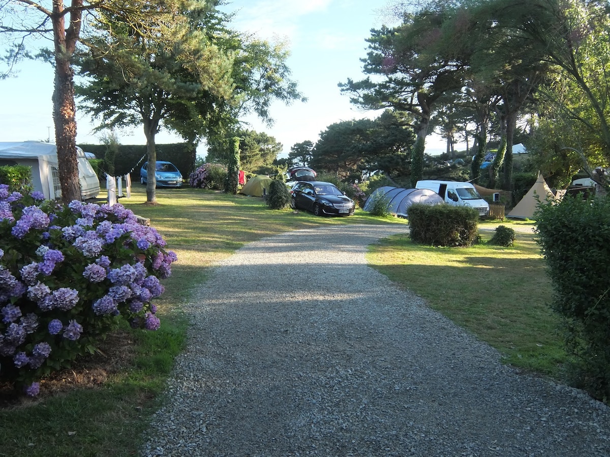 Tente 4 places équipées vue mer sur petit camping