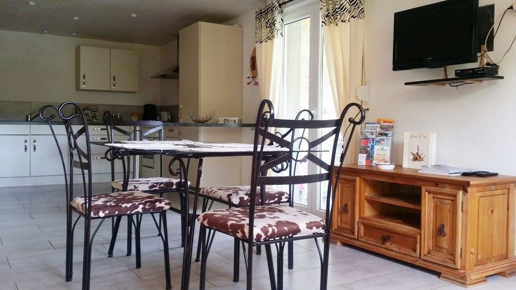 Appartement  rez de jardin et véranda  4 personnes