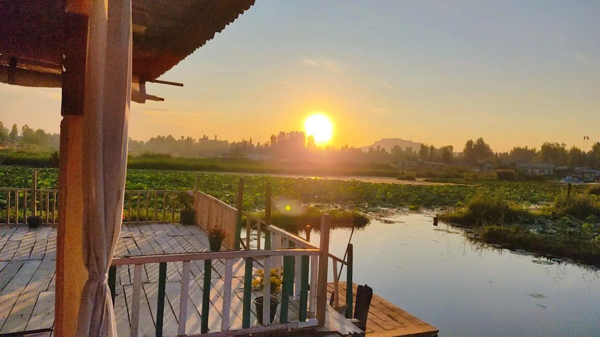 Room in House Boat | Dal Lake