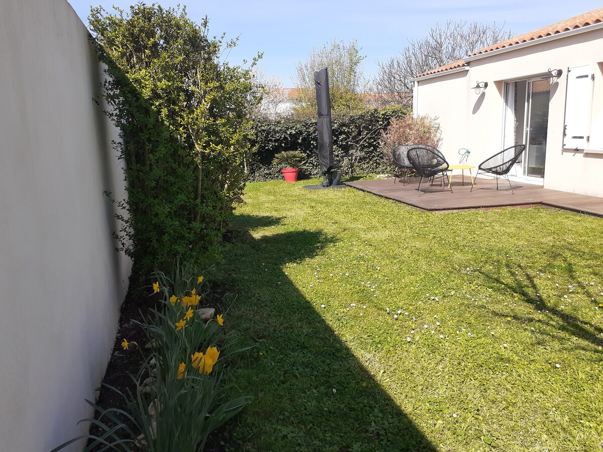 BELLE MAISON DECOREE avec JARDIN et terrasse