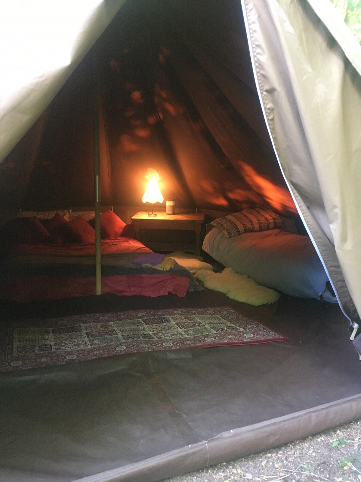 Bell Tent Glamping
单个单元，自给自足。