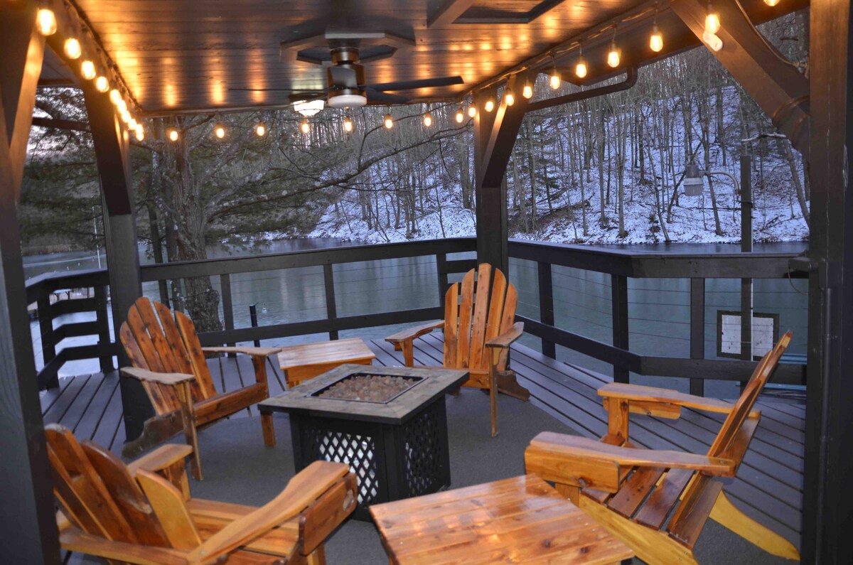 Lakefront cabin, fishing, hot tub & fire pit.