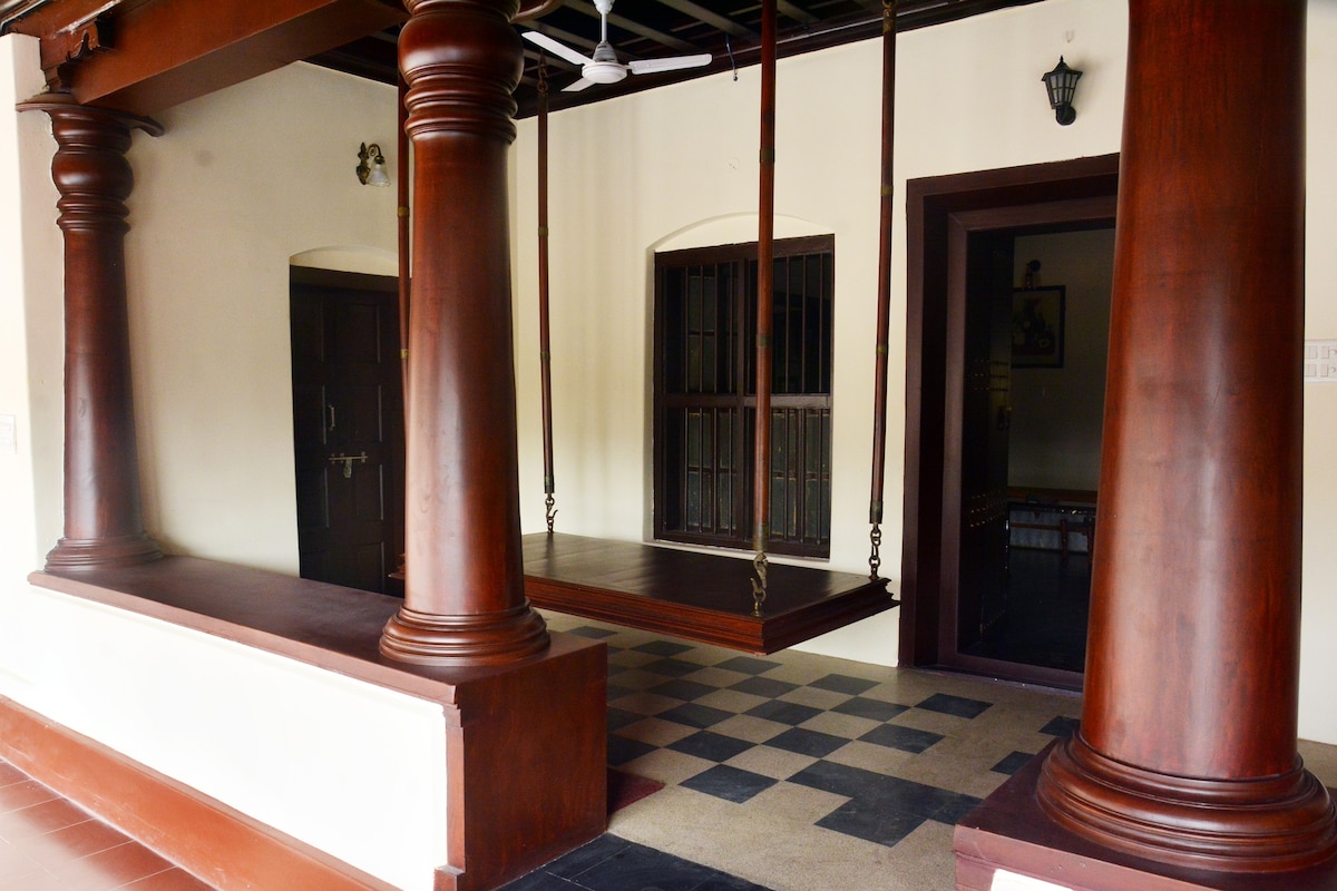 PALAT HERITAGE HOME, KERALA - JANAKI ROOM