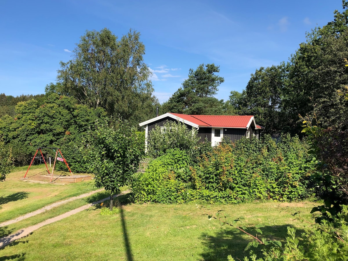 位于Bokenäs的小屋。距离海滩和游泳1200米。