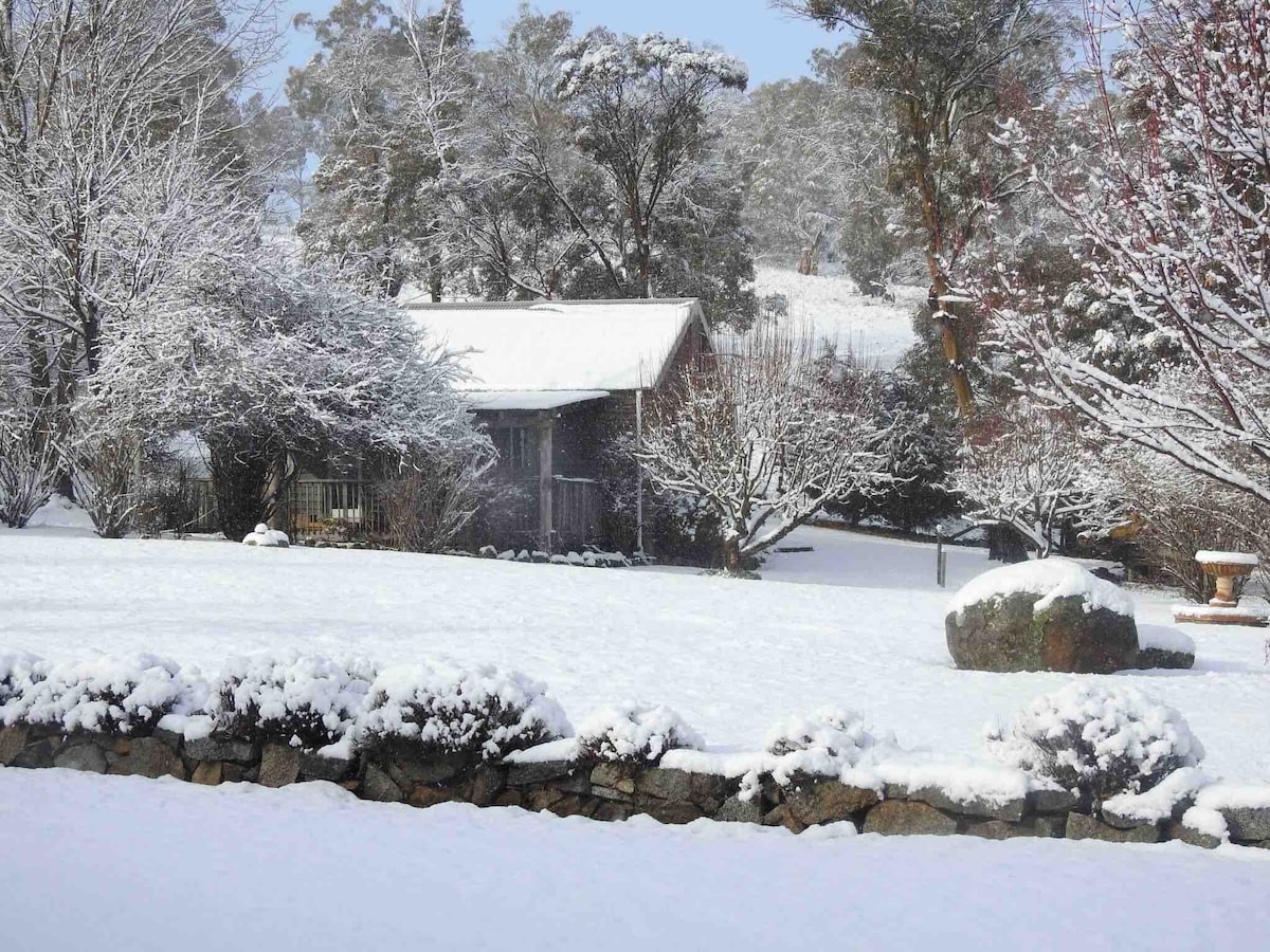 Snowy Mtns的Outpost Cottage
