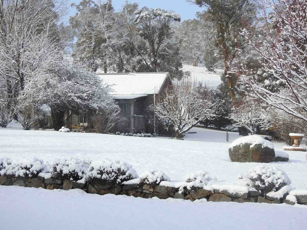 Snowy Mtns的Outpost Cottage