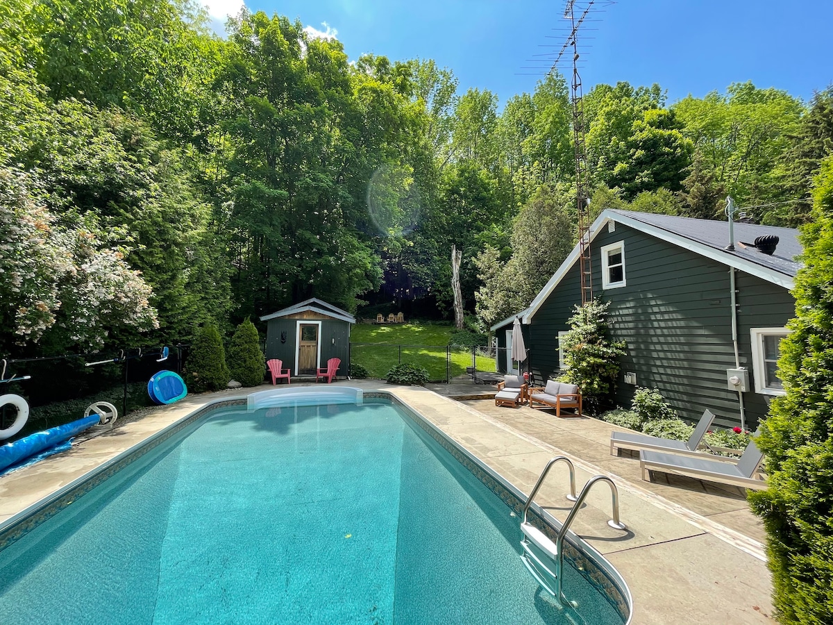 Cottage w/Pool on Mountain (3+ private acres)