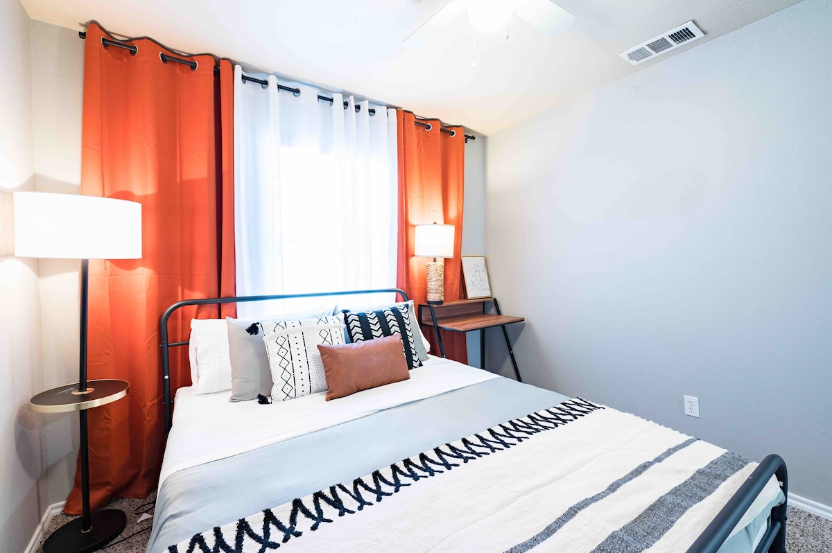 Orange room+Queen bed+share bath