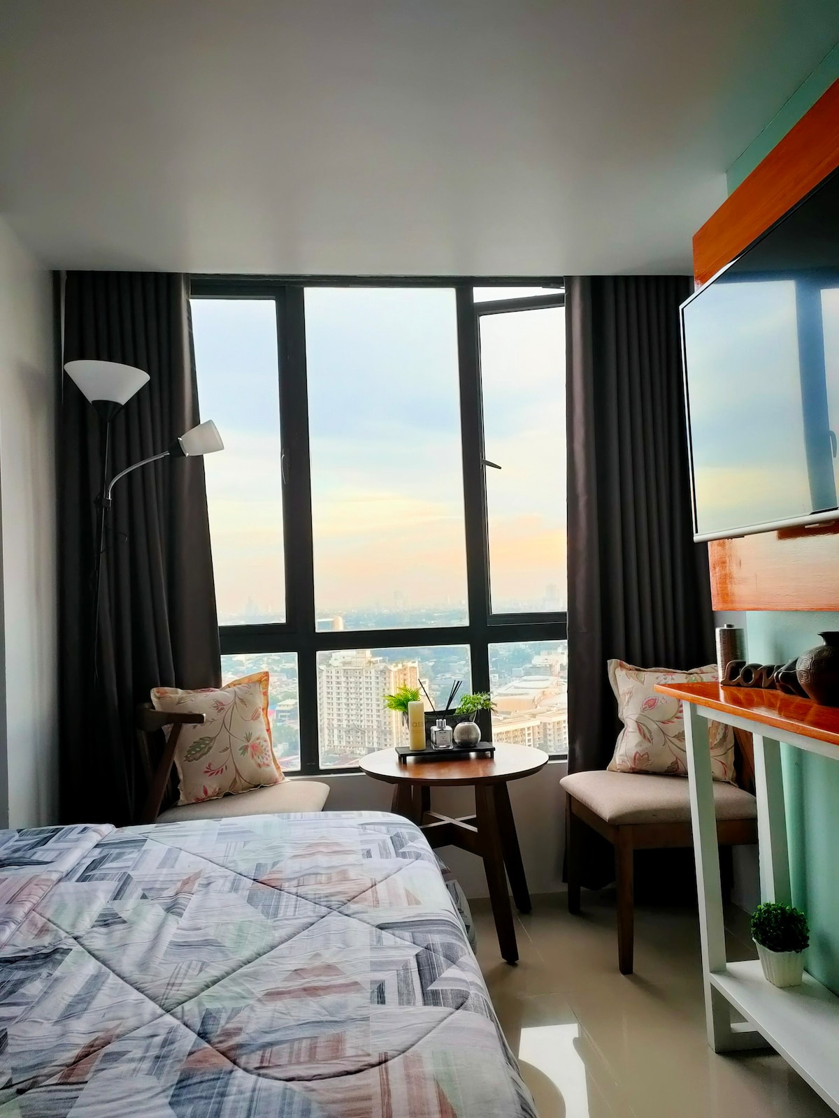 INSTAGRAMABLE ROOM CITY VIEW IN QC.