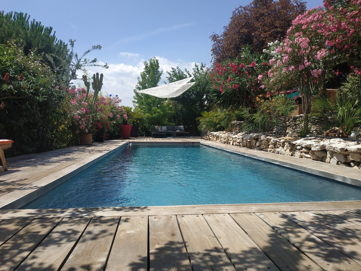 位于南部Ardèche的漂亮房源，带恒温游泳池