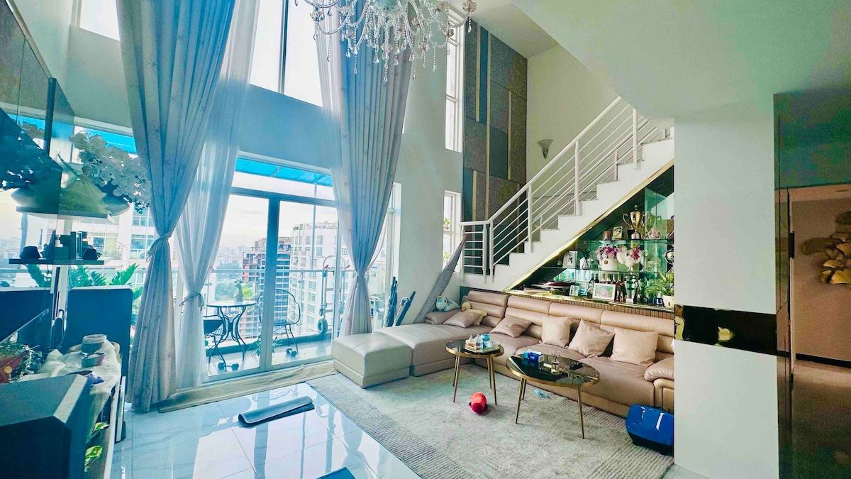 1 room in Mia’s penthouse