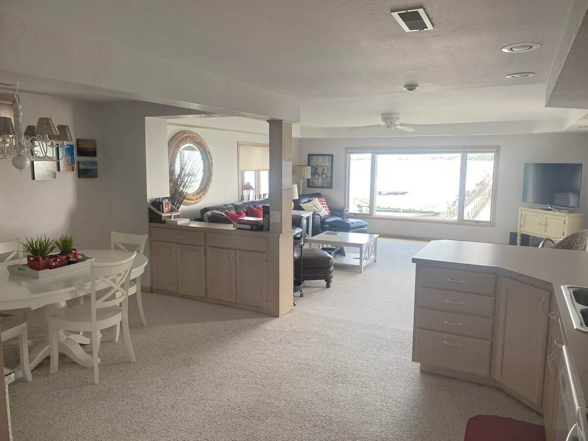 Lake Condo- Spacious 2 bedroom, Best Lake View!