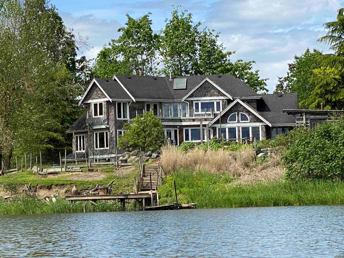 Lakeshore "Holleyville" Countryside Farm House