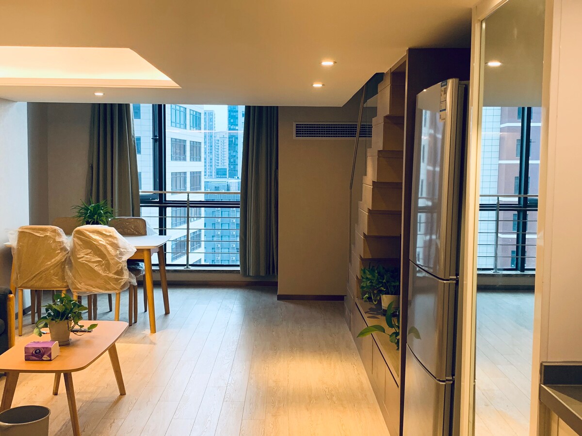 杭州市整套loft二号线虾龙圩地铁口出来就是的精装酒店式loft公寓