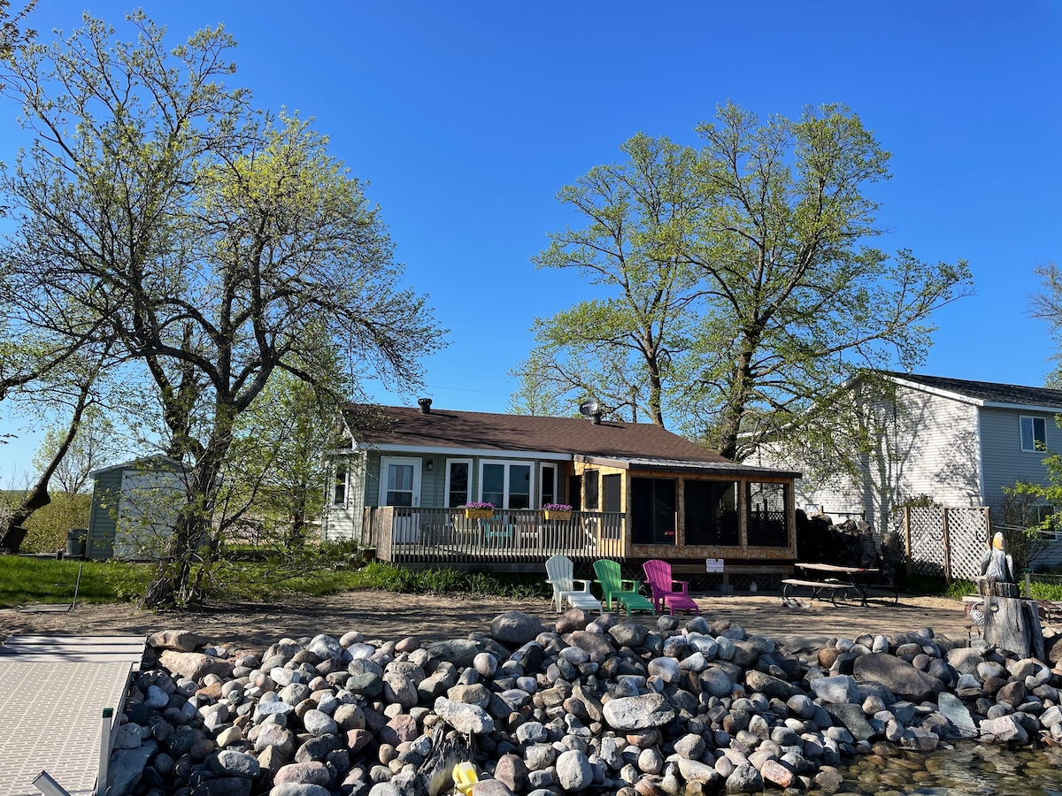 NEW! Sunny Cabin with AMAZING Screen Porch