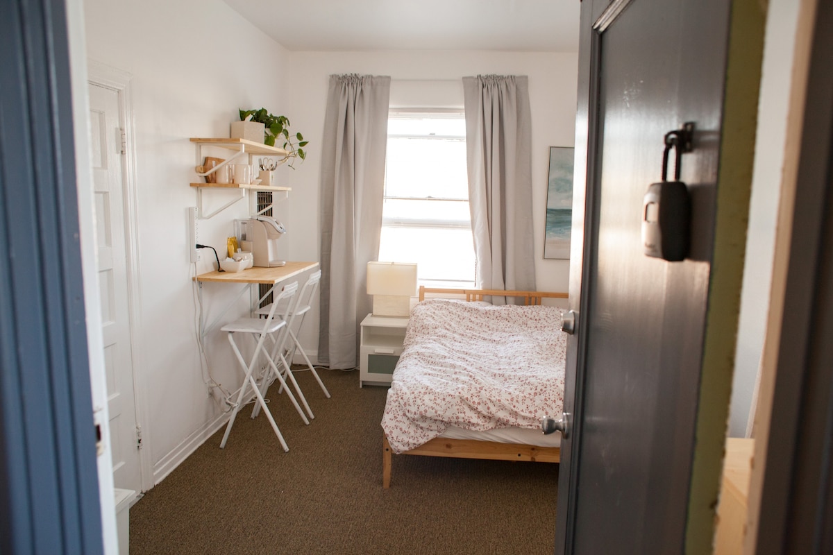大厅内舒适的私人单间公寓，共用卫生间