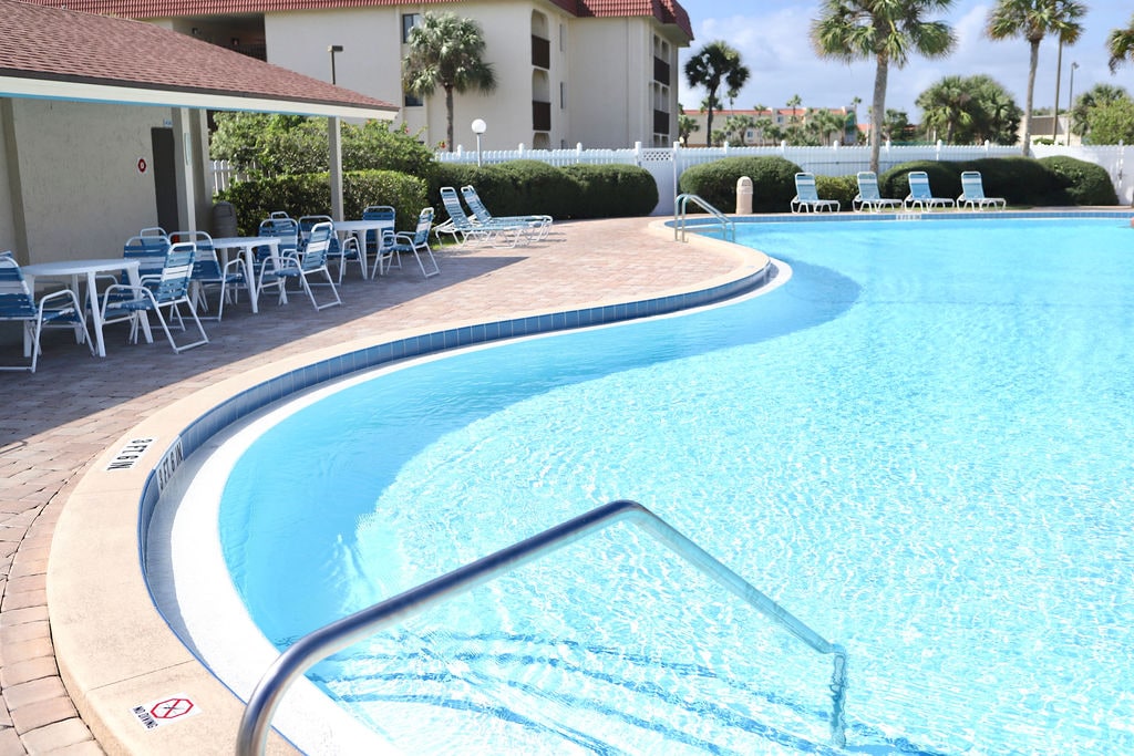 Oceanside Condo - heated pool, hot tubs, beach