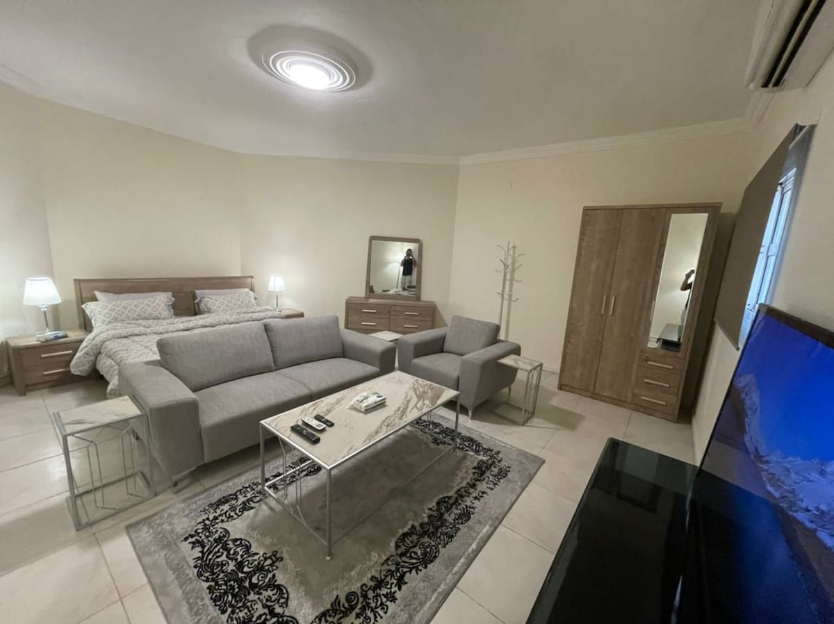 (4)家具齐全的单间公寓，配备一张加大双人床
