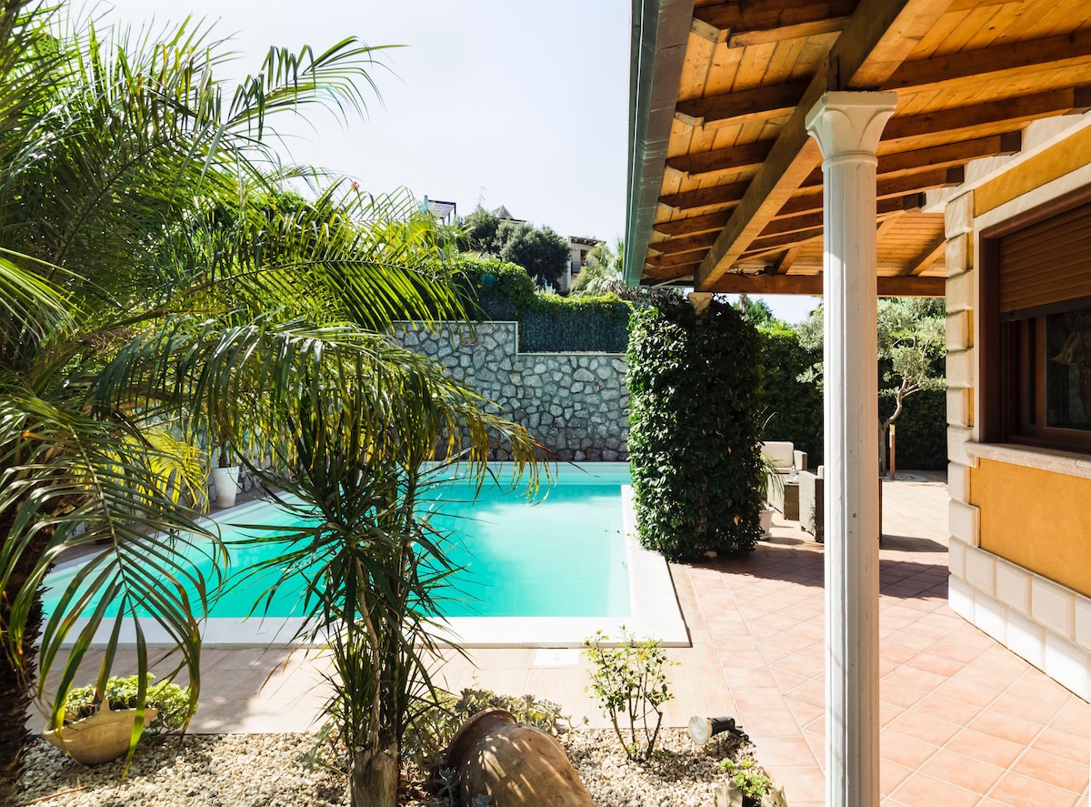 这栋舒适的别墅配备私人泳池、绝佳景观和无线网络