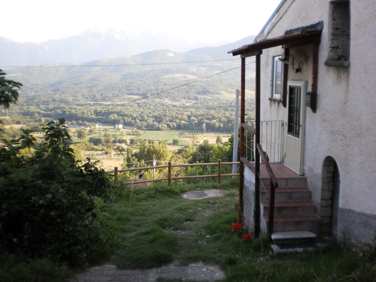 Sunny romantic stone cottage in Italian hamlet