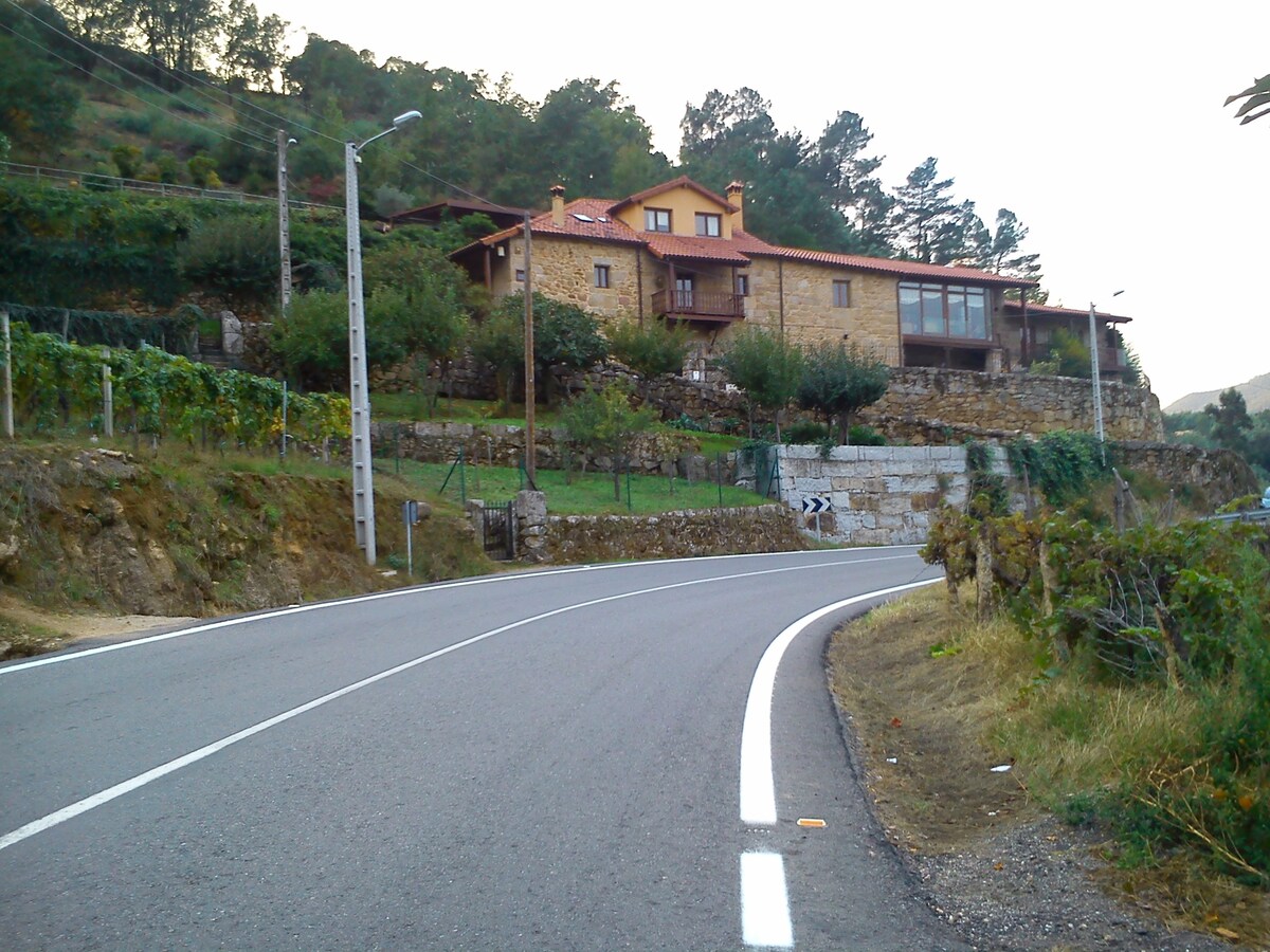 Finca A Cabadiña ，带泳池和果园的Ourense