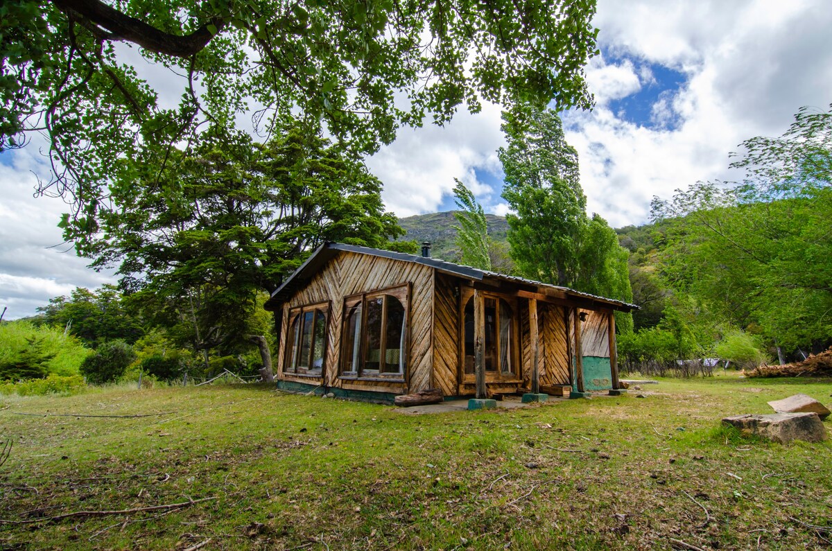 切伦科湖（ Chelenko Lake ）宁静的5人小屋