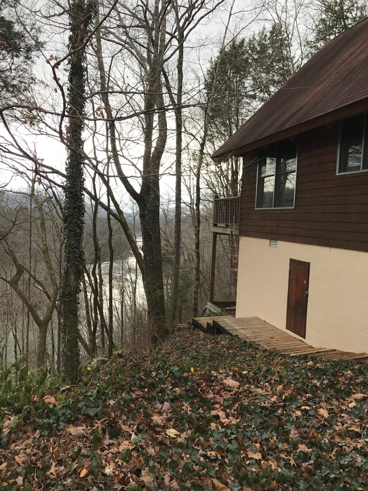 Cedar Bluff Cabin on the Caney Fork River