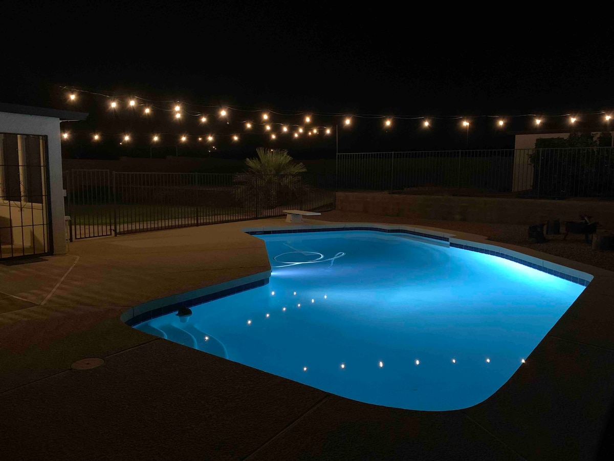明亮的4卧/5床-带潜水泳池的大型私人庭院！