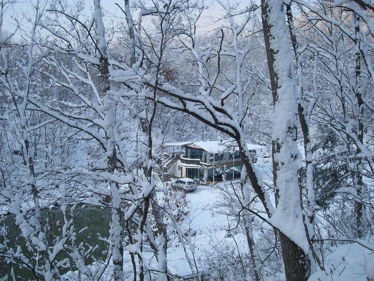 在独立小屋的形式中，您可以看到Baekgok水库，它由1.2层楼的附属建筑组成。