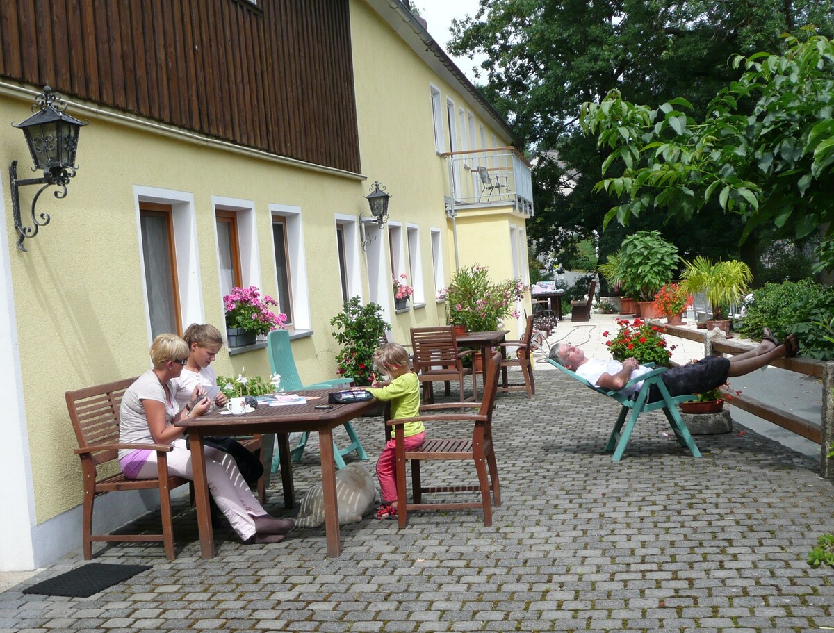 Ferienhof Jungkunz (Schwarzenbach am Wald), Ferienwohnung mit Südterrasse und kostenfreiem WLAN