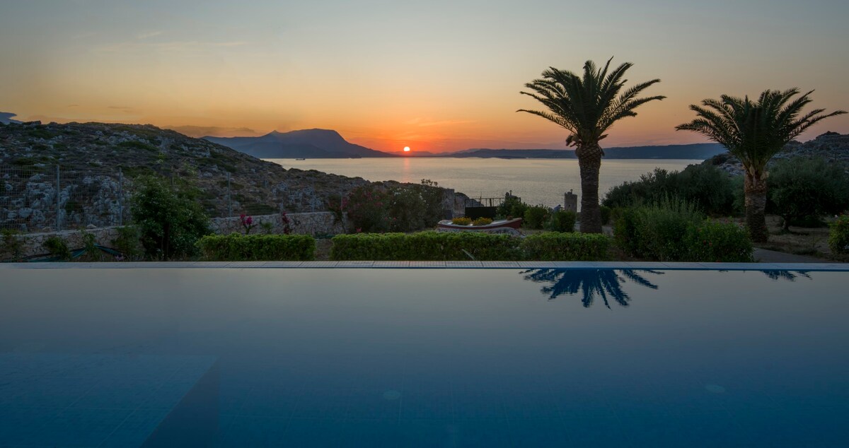 100mt to the Beach * Stunning Sunset* Full Privacy