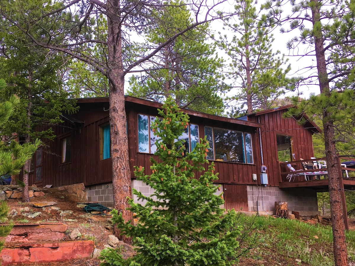 At 9 secluded acres-Mountainbrooks Aspen Cabin