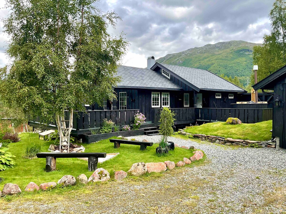 靠近挪威峡湾和山脉的迷人小木屋