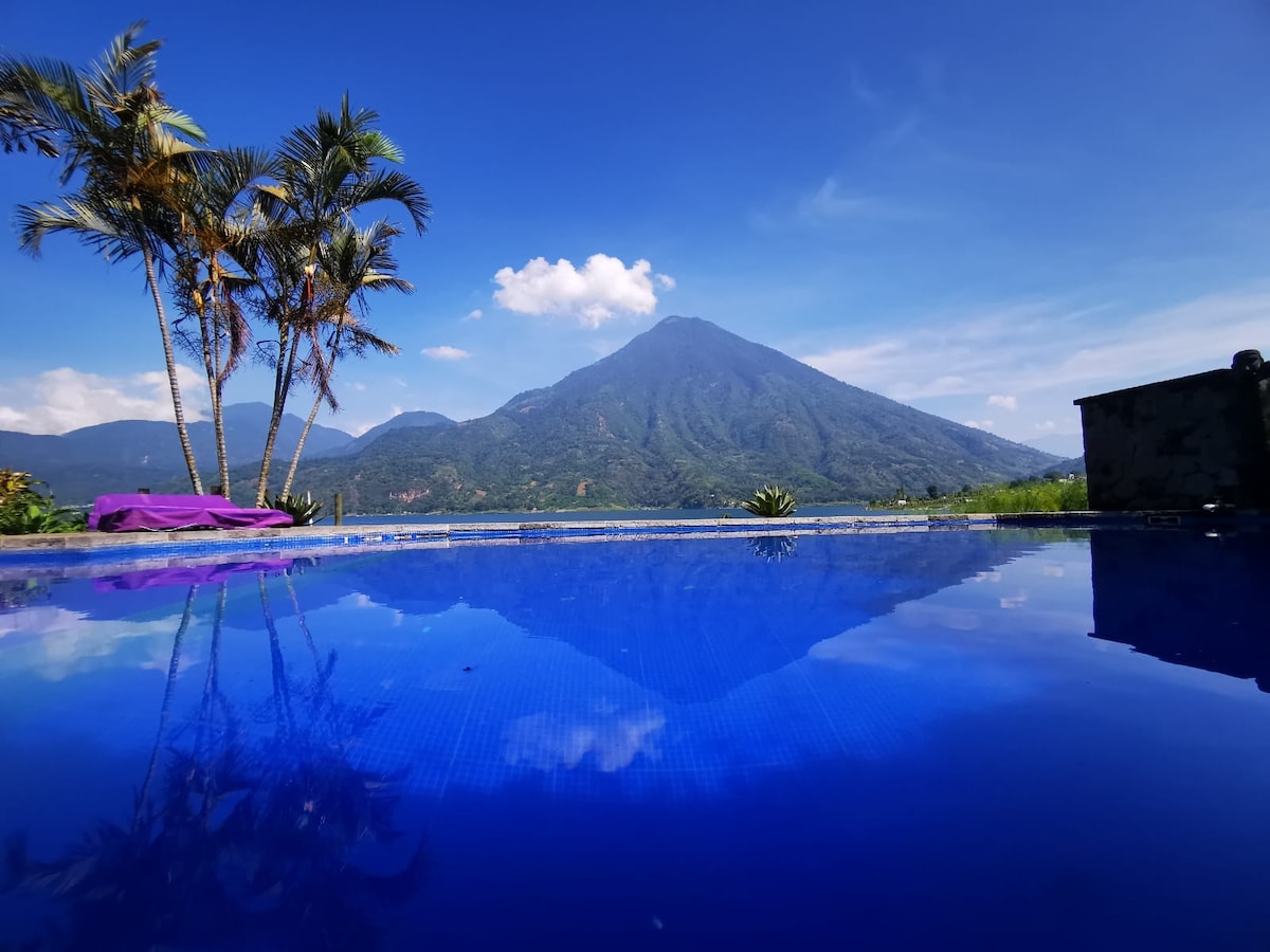 Jacuzzi Piscina Sauna a la Orilla del Lago Atitlan