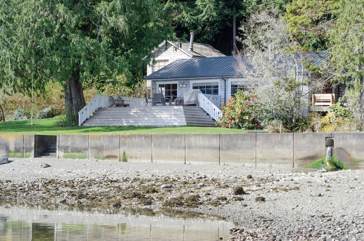 Hood Canal Beach Cabin ，配备热水浴缸和桑拿房